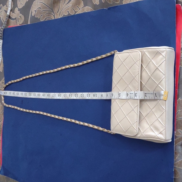 Saks Fifth Avenue vintage cream quilted  Leather Crossbody Bag with chain handle - Picture 4 of 11